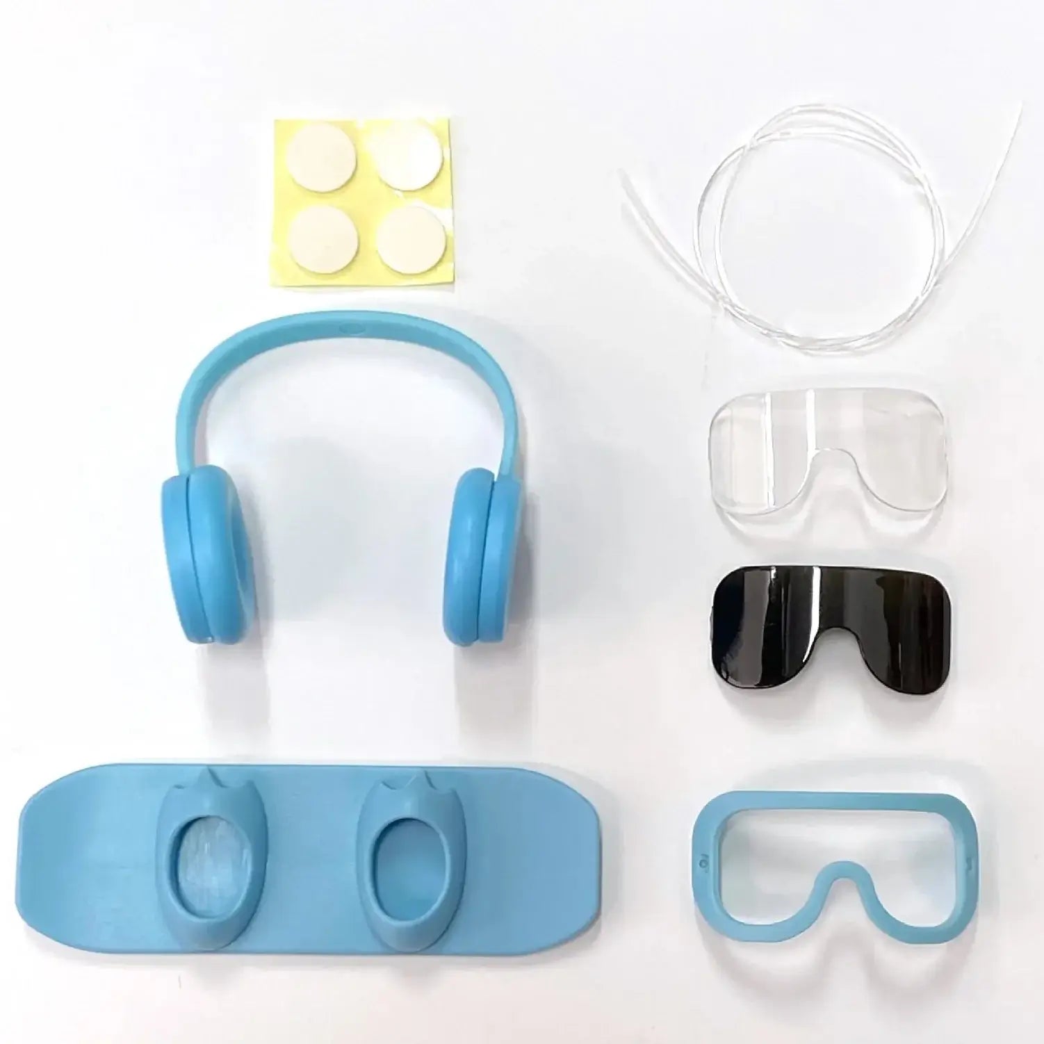 Équipement Snowboard comprenant des écouteurs oversize et des lunettes pour Labubu, idéal pour des aventures d'hiver.