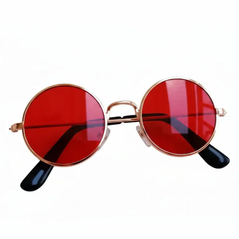 Lunettes Stylées Labubu avec verres rouges et monture dorée, tendance pour figurines de mode.