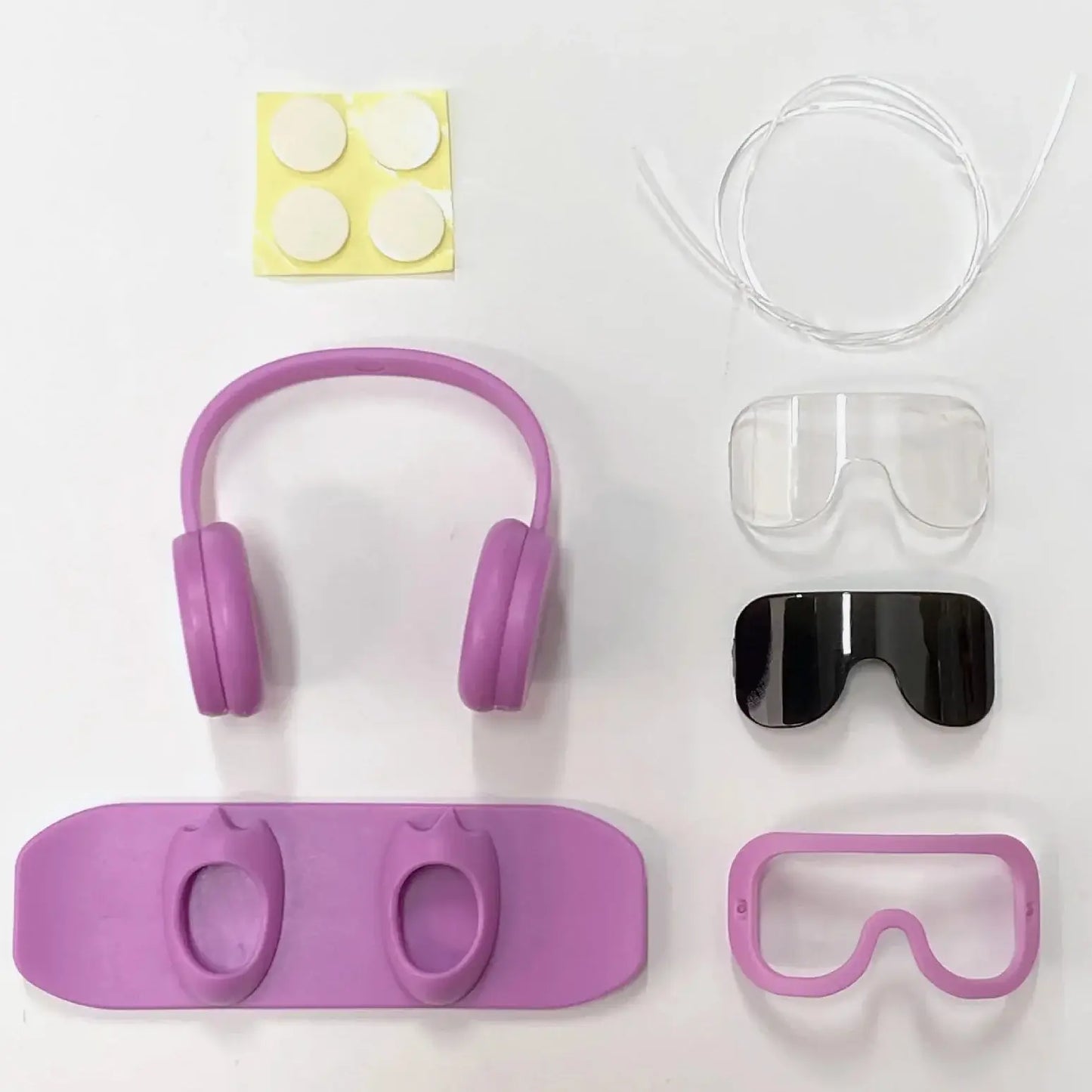 Équipement Snowboard pour Labubu – écouteurs, lunettes, et accessoires en violet pour le snowboard.