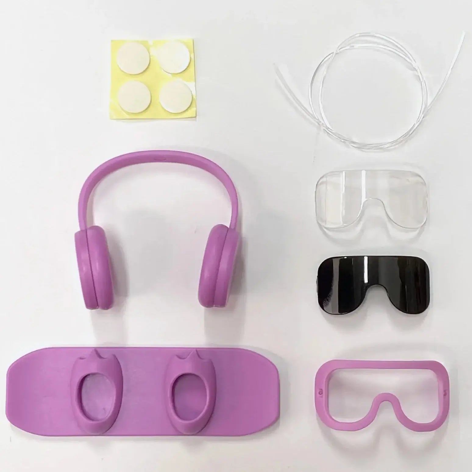 Équipement Snowboard pour Labubu – écouteurs, lunettes, et accessoires en violet pour le snowboard.