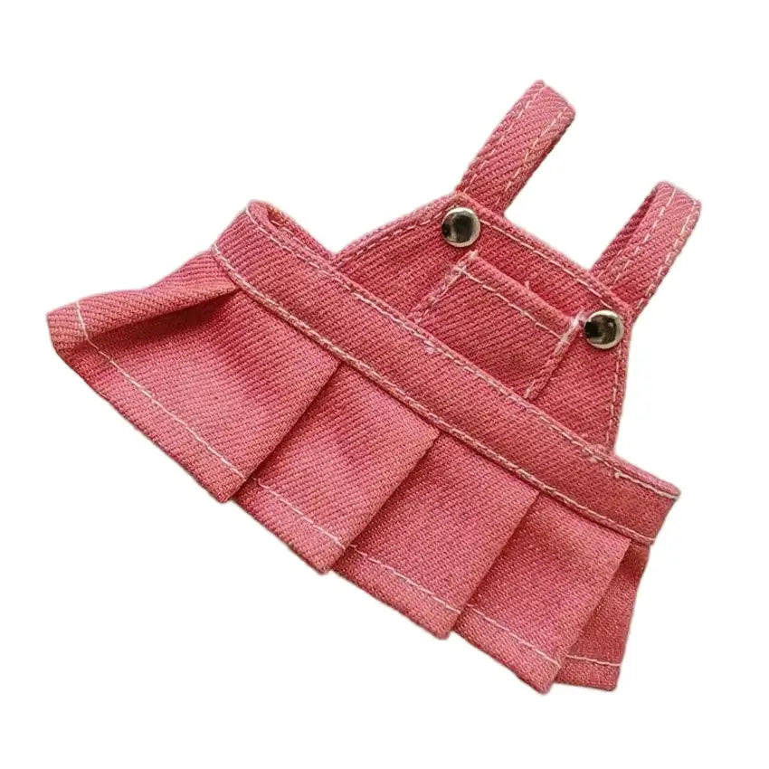 Tenue Labubu - Salopettes et Jupes Plissées à Bretelles en rose, ajoutant une touche de style à vos figurines.