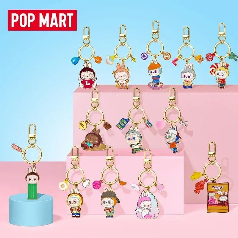 Image de porte-clés Labubu "Porte-Clefs Bonbons" de Pop Mart, présentés sur des supports colorés.