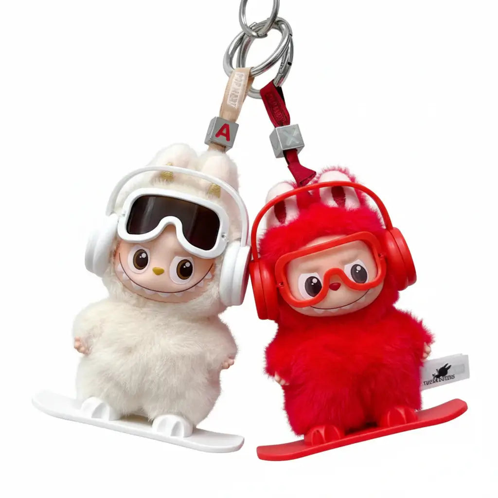 Équipement Snowboard pour Labubu avec figurines peluches en snowboard, écouteurs en taille oversize et masque de ski.
