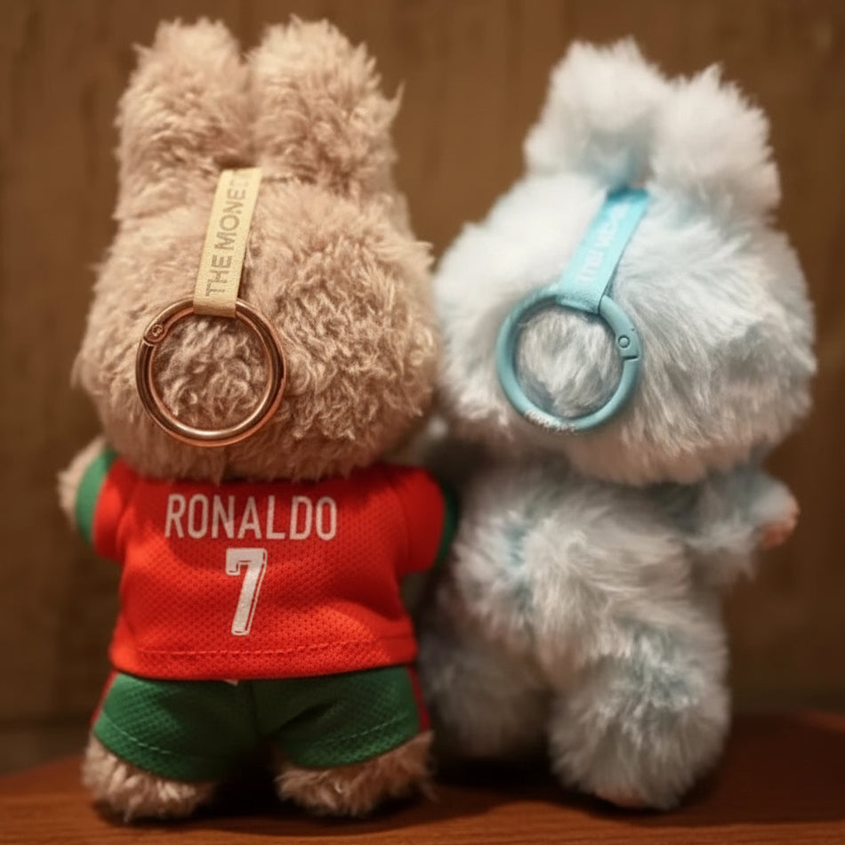 Ensembles Labubu - Deux peluches arrière portant des maillots avec clés pour les fans de football.