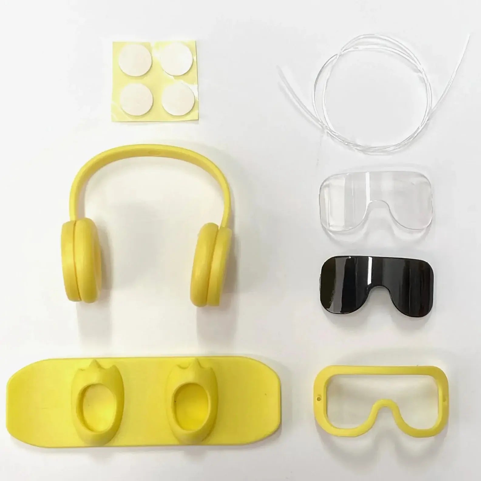 Équipement Snowboard pour Labubu 3pcs - Écouteurs, lunettes de ski et accessoires en jaune.