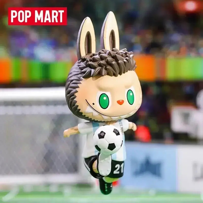Labubu figurine sautant avec un ballon de football, collection Asociación del Fútbol Argentino AFA, Pop Mart.
