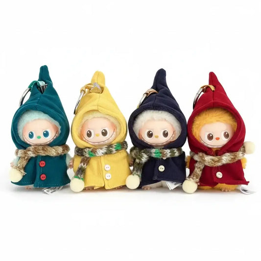 Tenue Labubu - Cape à Capuche & Écharpe 2pcs : quatre adorables porte-clés en peluche avec capuches colorées.