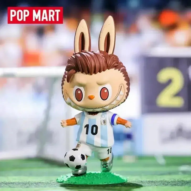 Figurine Labubu « Asociación del Fútbol Argentino AFA » en uniforme, dribblant avec un ballon de football.