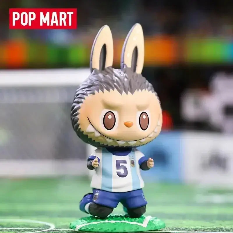 Figurine Labubu de l'« Asociación del Fútbol Argentino AFA » de Pop Mart avec un joueur en tenue argentini.