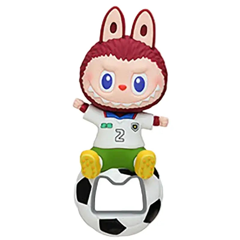 Labubu décapsuleur magnétique de la série THE MONSTERS × FIFA, figurine originale sur un ballon de football.