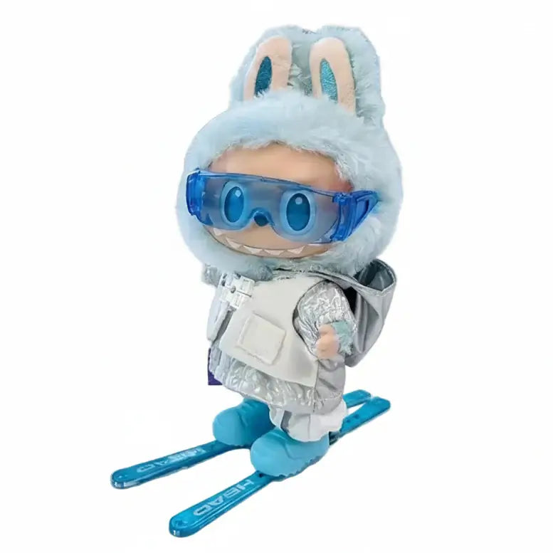 Tenue Complète Ski pour Labubu en poupée avec équipement de ski et lunettes, prête pour les pistes.
