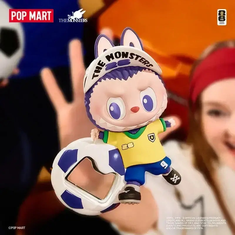 Labubu « THE MONSTERS × FIFA SERIES » décoré avec un décapsuleur magnet, tenant un ballon de football.