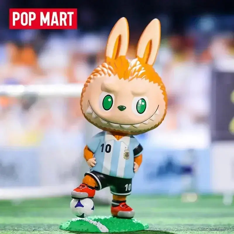 Labubu figurine de football de la collection « Asociación del Fútbol Argentino AFA » de Pop Mart, en tenue argentinaire.