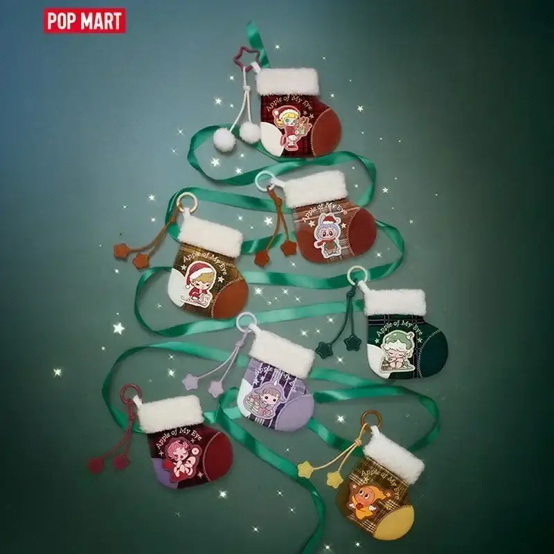 Médaillons de Noël Labubu - Série "Apple Of My Eye" suspendus sur un arbre de Noël décoratif.