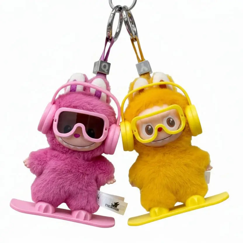Équipement Snowboard pour Labubu – Poupées en peluche rose et jaune sur des planches de snowboard avec écouteurs.