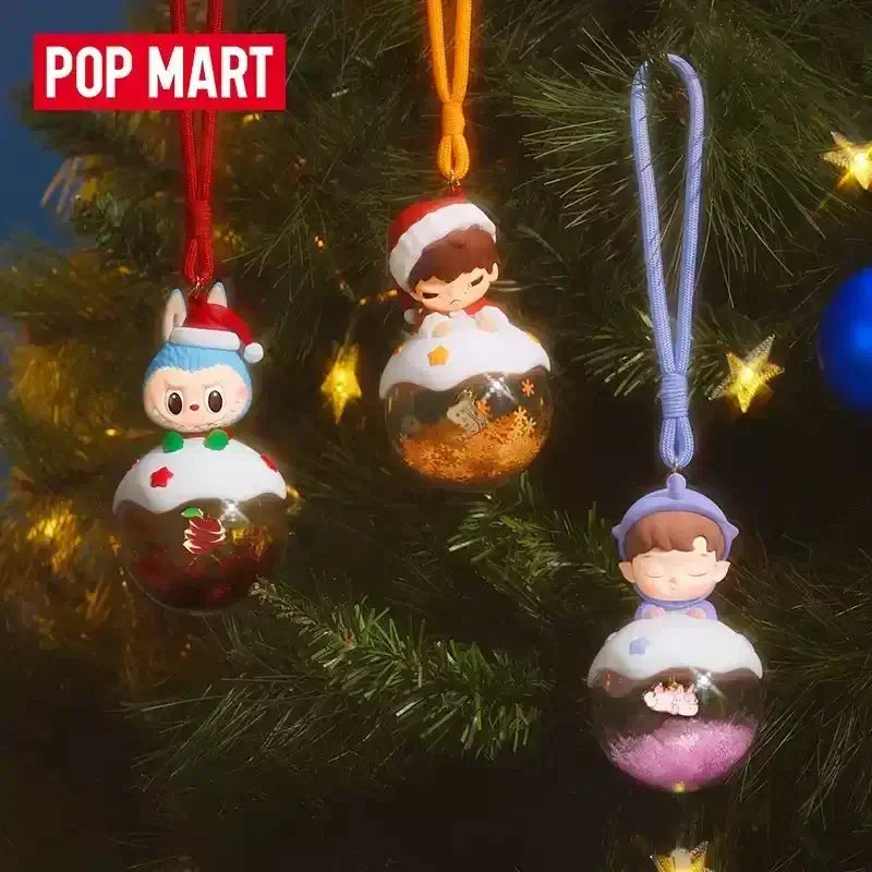 Boules de Noël Labubu de la série "Apple Of My Eye" décorées et suspendues sur un sapin.