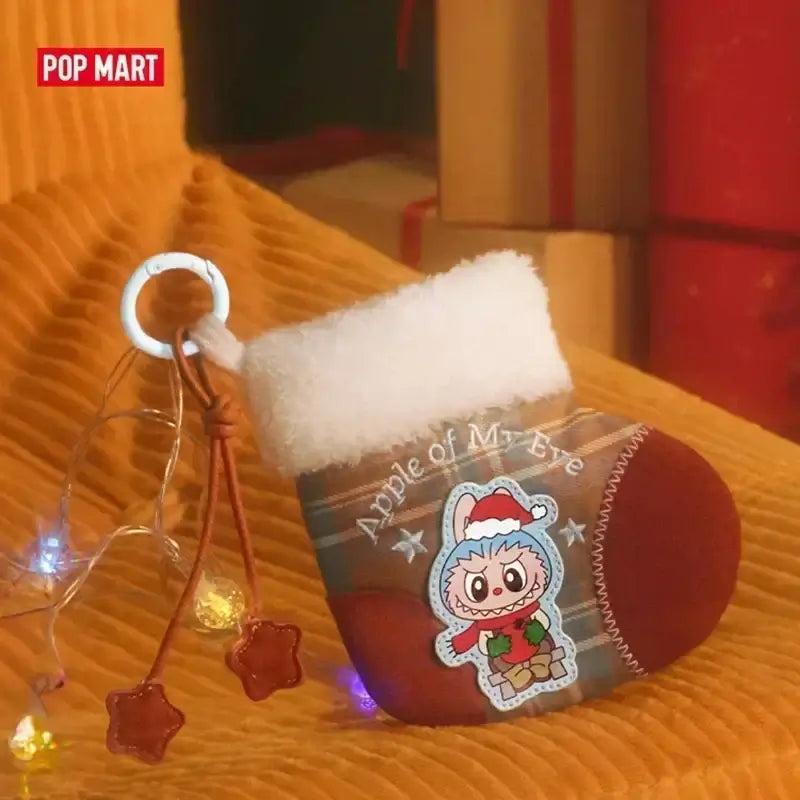 Labubu Apple Of My Eye - Petite chaussette rouge décorée pour Noël, avec étiquettes et lumières.