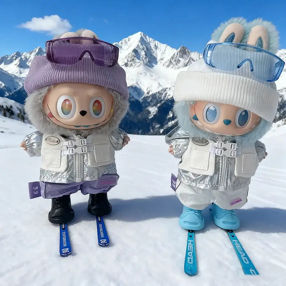 Tenue Complète Ski pour Labubu - Deux poupées en tenue de ski sur les pistes enneigées avec skis et magnifiques montagnes.