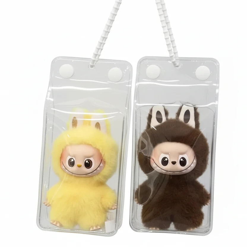 Poupées Labubu en étui transparent : un personnage jaune en costume de lapin et un personnage marron en costume de ourson.