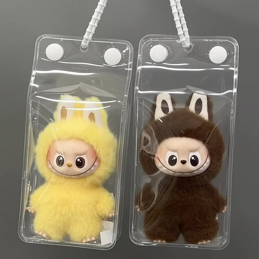 Poupées Labubu en étui transparent : un personnage jaune en costume de lapin et un personnage marron en costume de ourson.