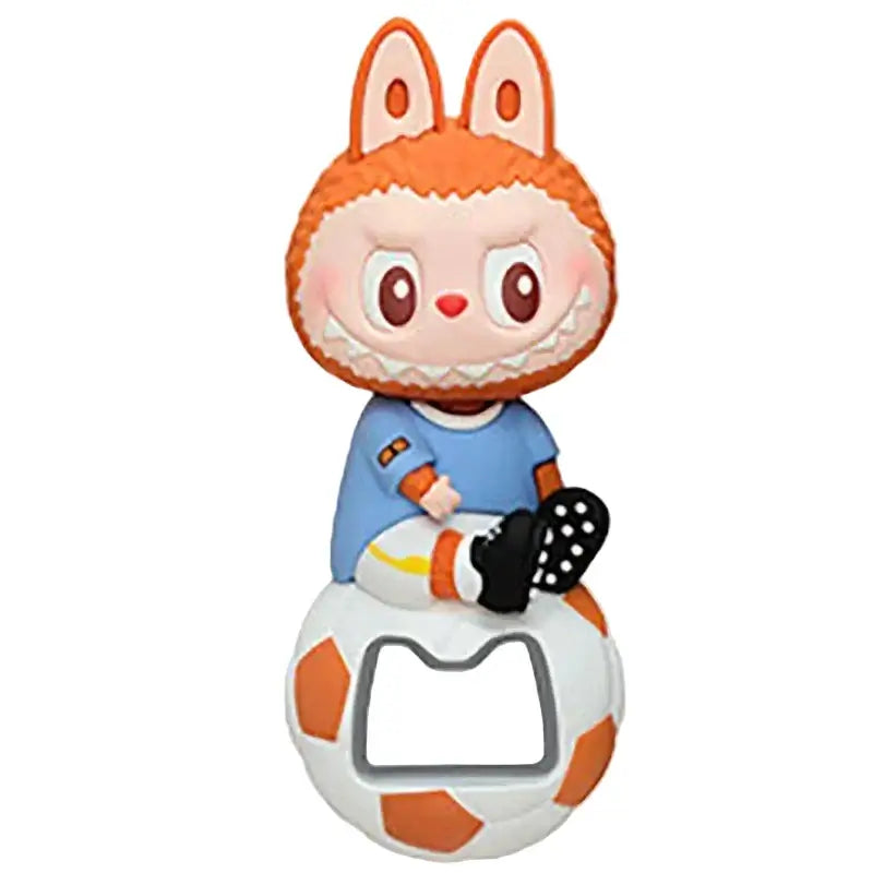 Labubu Décapsuleur magnet de la série THE MONSTERS × FIFA, représentant un personnage sur un ballon de football.