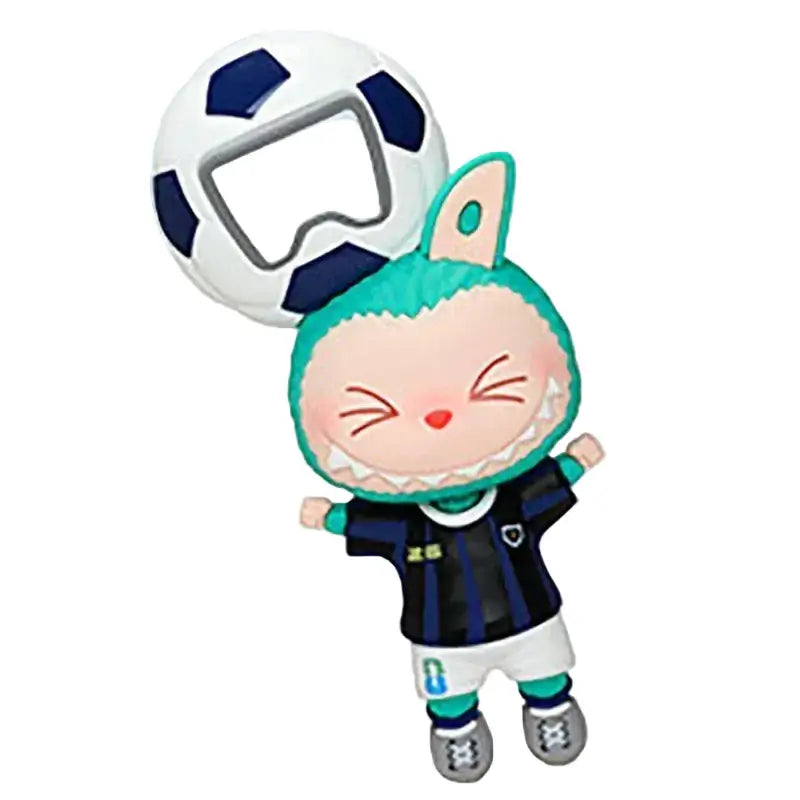 Labubu décapsuleur magnet de la série THE MONSTERS × FIFA, personnage coloré avec ballon de football.