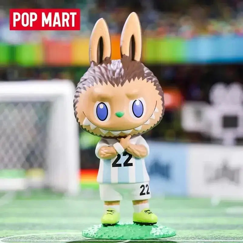 Figurine Labubu « Asociación del Fútbol Argentino AFA » de Pop Mart avec un personnage en tenue de foot