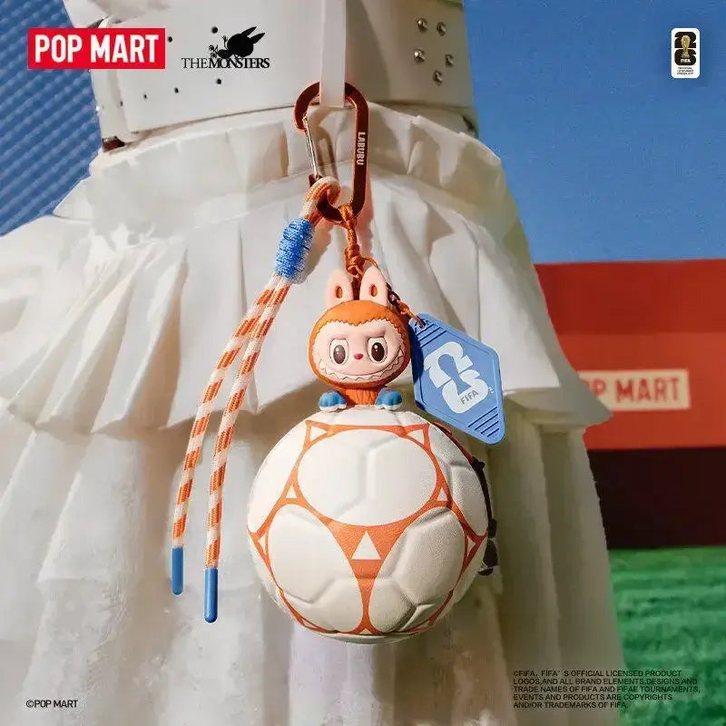 Labubu Mini Sac en Forme de Ballon de Football de la collection THE MONSTERS × FIFA SERIES par POP MART