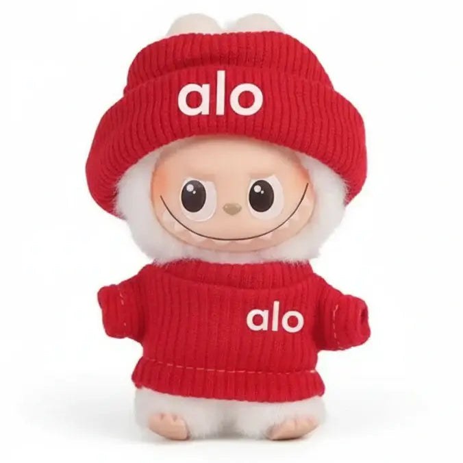 Poupée en peluche portant un vêtement rouge avec le mot 'alo', ajoutant une touche mignonne à votre collection.