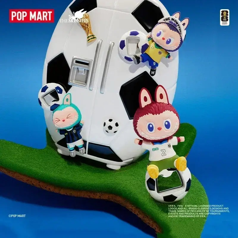Labubu « THE MONSTERS × FIFA SERIES » avec un décor de ballon de football et des figurines enjouées.