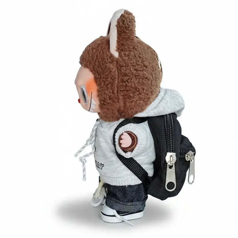 Sacs à dos mini - Padded pour Labubu avec une poupée en tenue décontractée et un sac à dos noir.