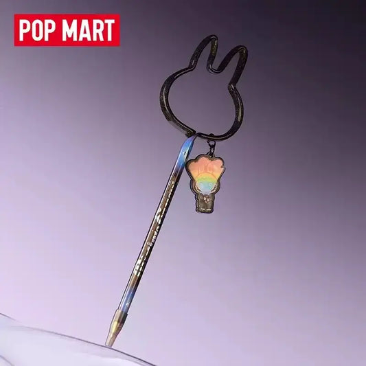 Stylo Labubu - Big into Energy Series avec un design en forme de lapin et pendentif coloré.