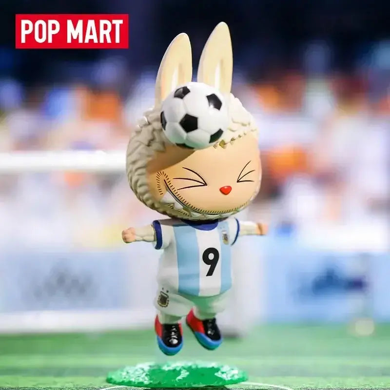 Labubu figurine de la collection « Asociación del Fútbol Argentino AFA » avec un ballon de football, Pop Mart.