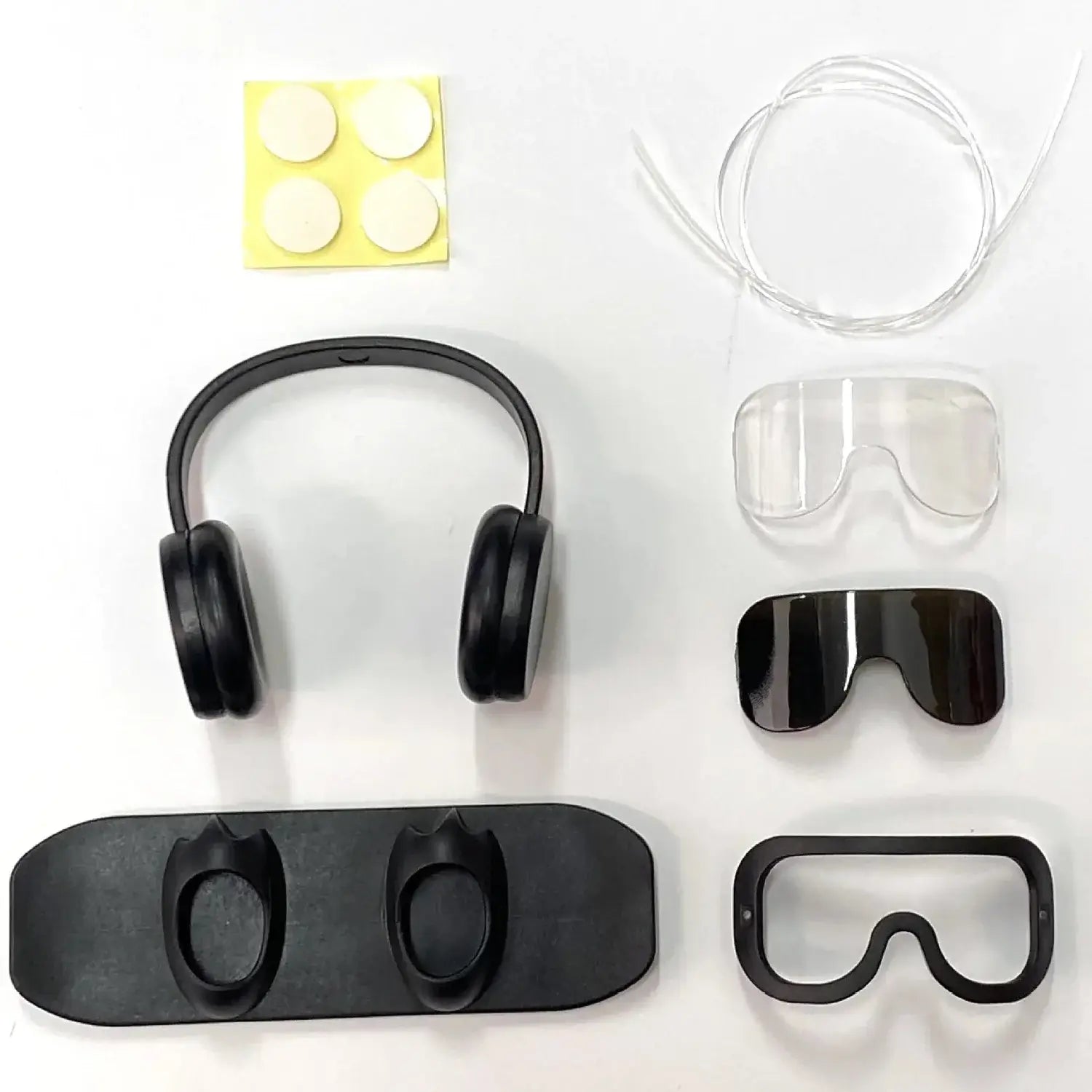 Équipement Snowboard : écouteurs, lunettes de ski et accessoires pour Labubu.