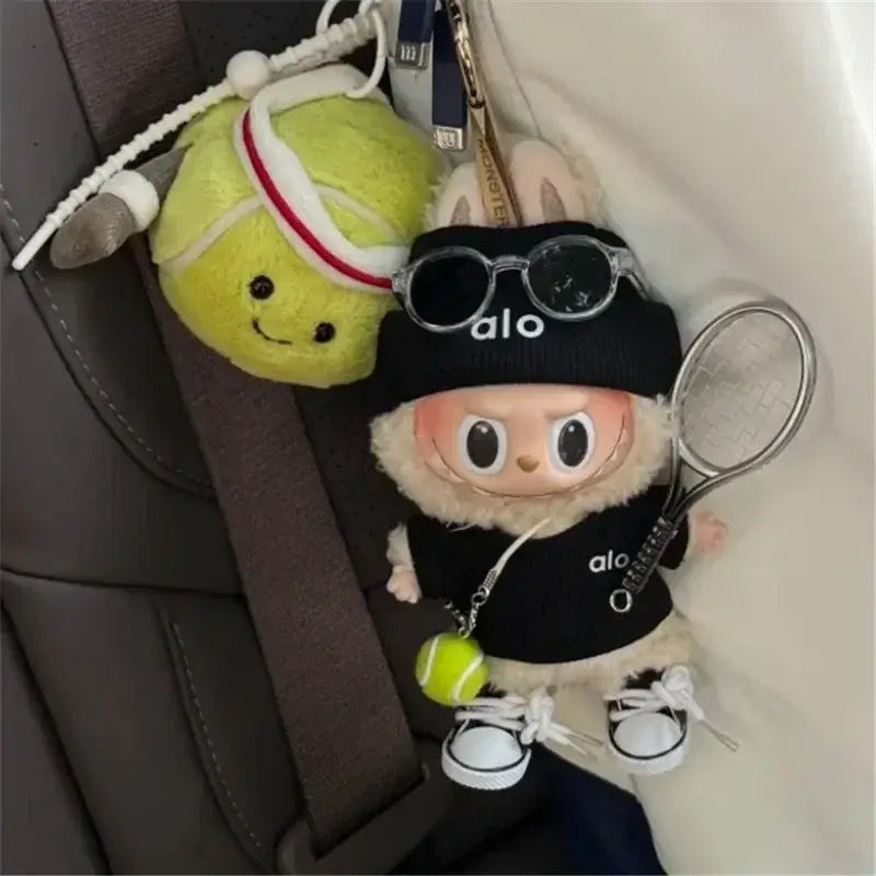 Tenue Labubu tennis avec raquette et pelote verte, accessoire sportif stylé pour collection Tenues Sport Chic Tennis Alo.