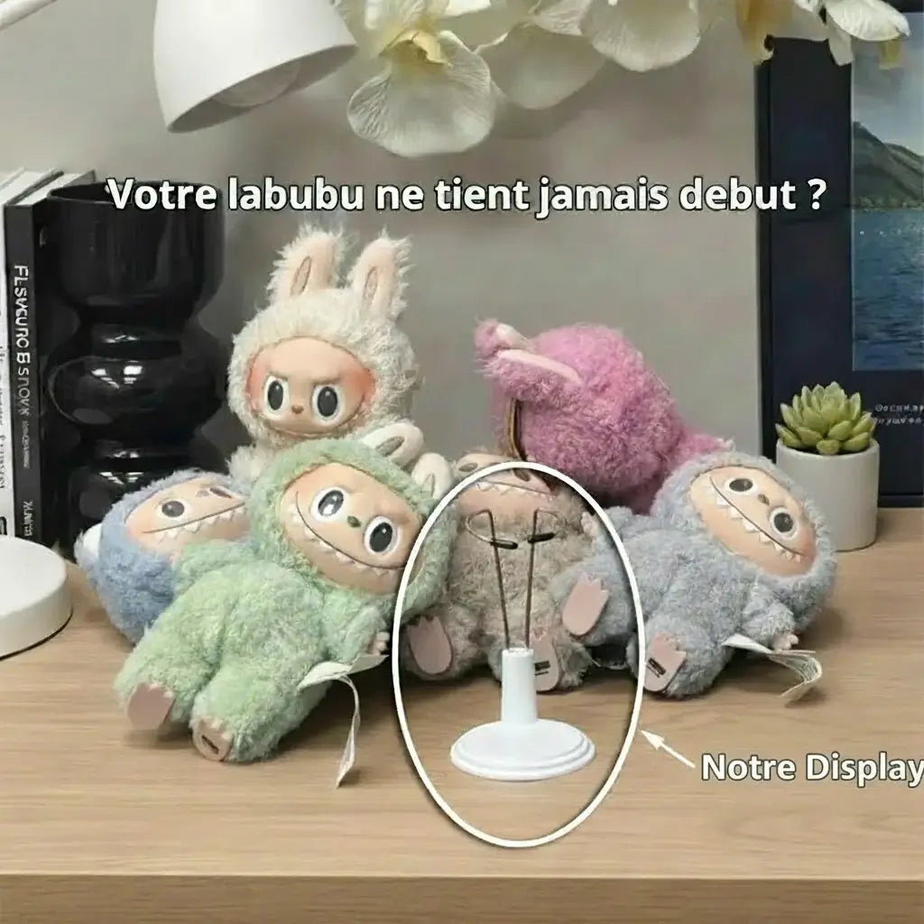 Display Premium Mylabubu avec des Labubu colorés sur une table, offrant un maintien impeccable.
