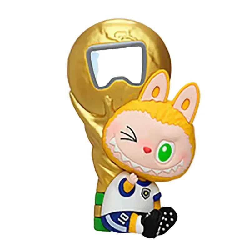 Décapsuleur magnet Labubu « THE MONSTERS × FIFA SERIES » en forme de personnage avec un trophée doré.