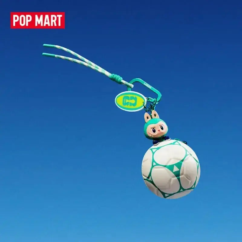 Labubu mini sac en forme de ballon de football de la série THE MONSTERS × FIFA de Pop Mart, sur fond bleu.