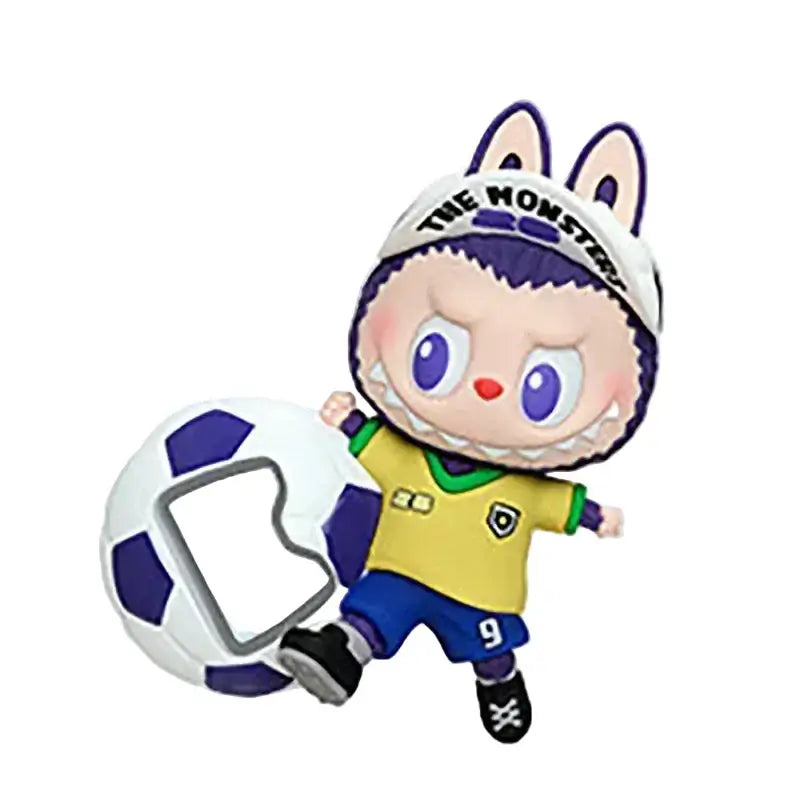 Labubu décapsuleur magnet de la série THE MONSTERS × FIFA, figurine amusante avec un ballon de football.