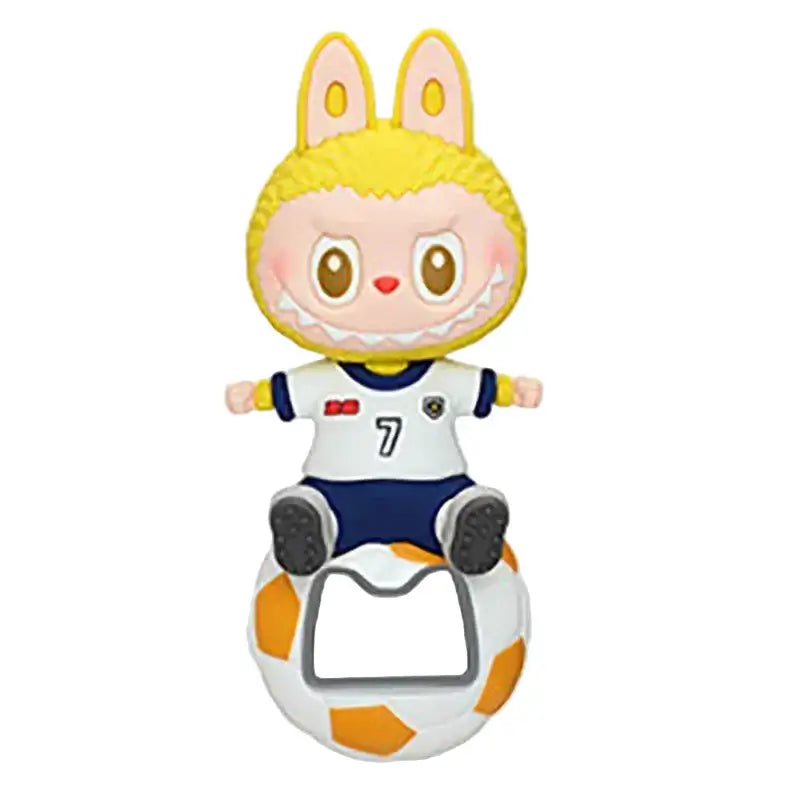 Labubu Décapsuleur magnet en forme de personnage de football avec un ballon, partie de la série THE MONSTERS × FIFA.