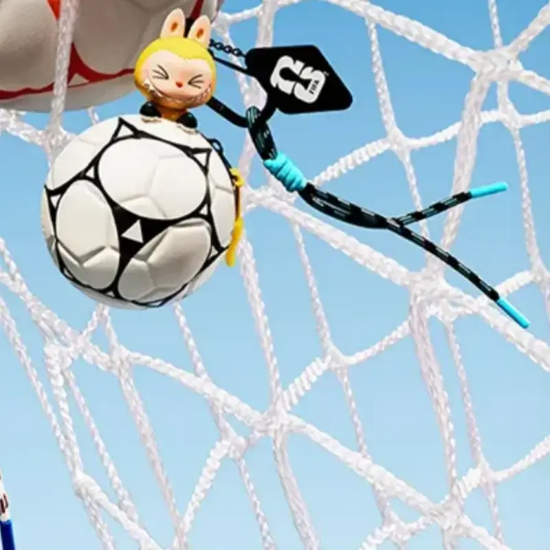Labubu Mini Sac en Forme de Ballon de Football accroché dans un filet de but.