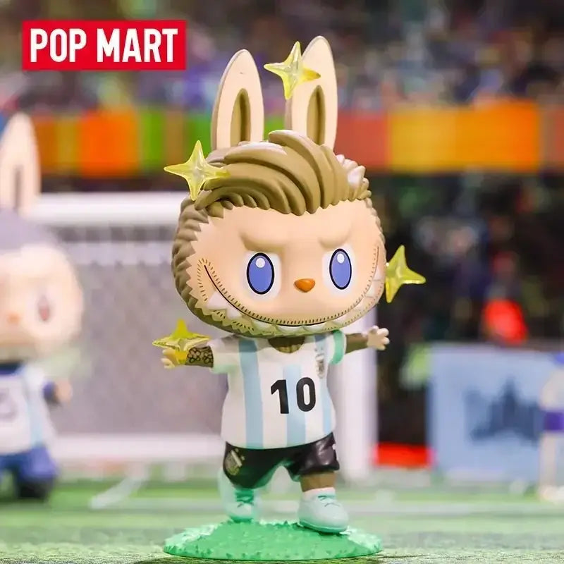 Labubu figure de football avec des oreilles de lapin en tenue AFA, figurine Pop Mart sur un terrain de sport.
