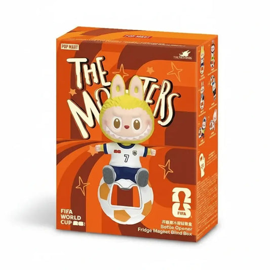 Labubu Décapsuleur magnet de la série THE MONSTERS × FIFA de POP MART avec personnage sur une boîte colorée.