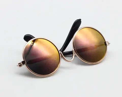 Lunettes stylées Labubu avec verres teintés, design élégant et tendance du collection arc-en-ciel.