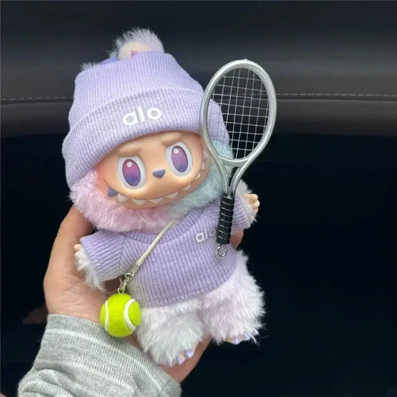Doll mignonne habillée en tenue Labubu tennis avec raquette et balle, style tennis alo.