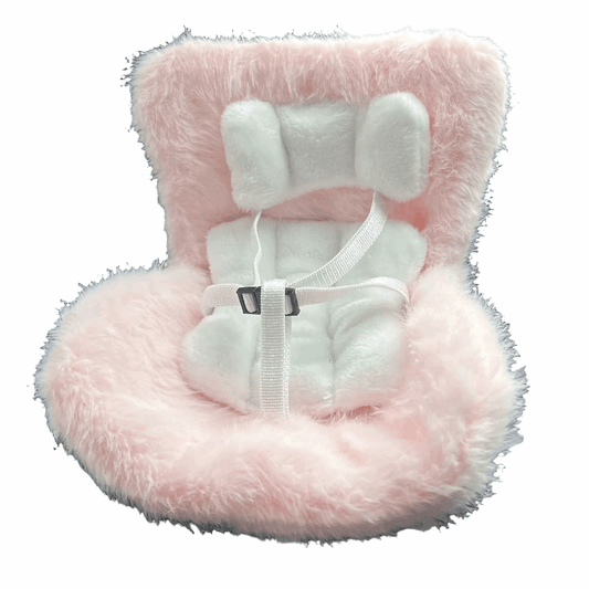 alt="Siège auto en peluche douce pour figurines Labubu 15-17 cm – accessoire confortable, design élégant et sécuritaire, parfait pour exposition ou transport"