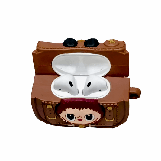 alt="Coque AirPods Labubu marron – protection solide, design aventure façon mini sac avec mousqueton, compatible avec tous modèles AirPods"