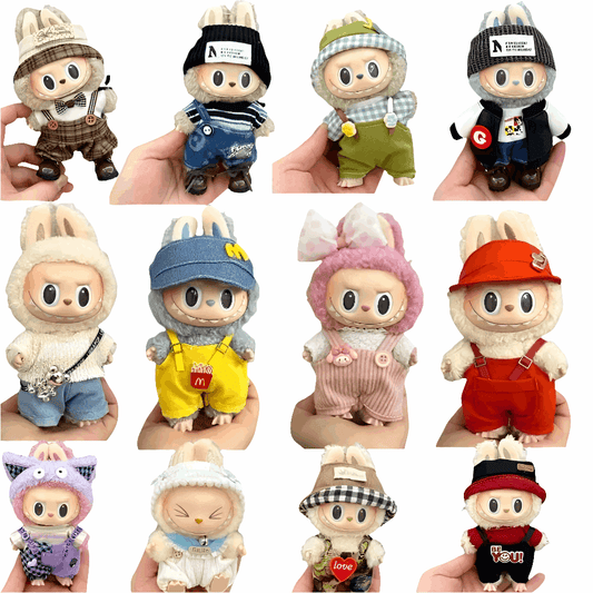 alt="Tenues miniatures Labubu – collection variée avec salopette rayée, robe à motifs, costume animalier, vêtements kawaii faciles à enfiler pour figurines 15-17 cm"